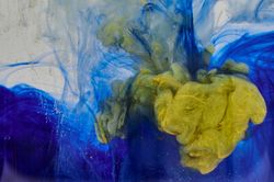 Wassertropfen &Ouml;l auf Wasser